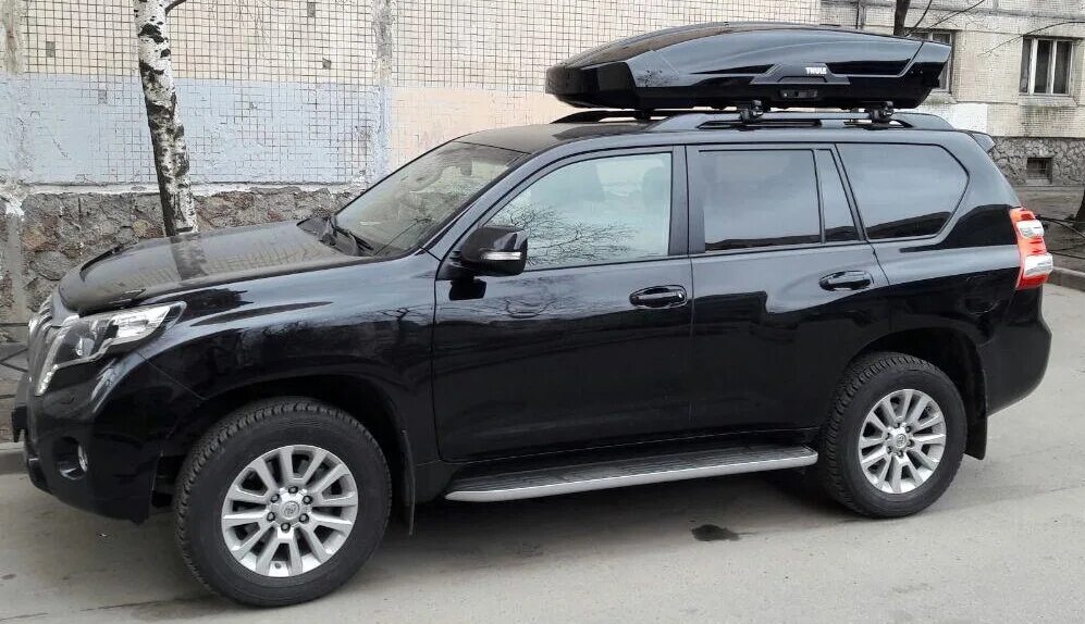 Б у тойота 150. Автобокс на Прадо 150. Багажник Thule Land Cruiser 200. Автобокс Toyota Land Cruiser Prado. Thule Prado 150.