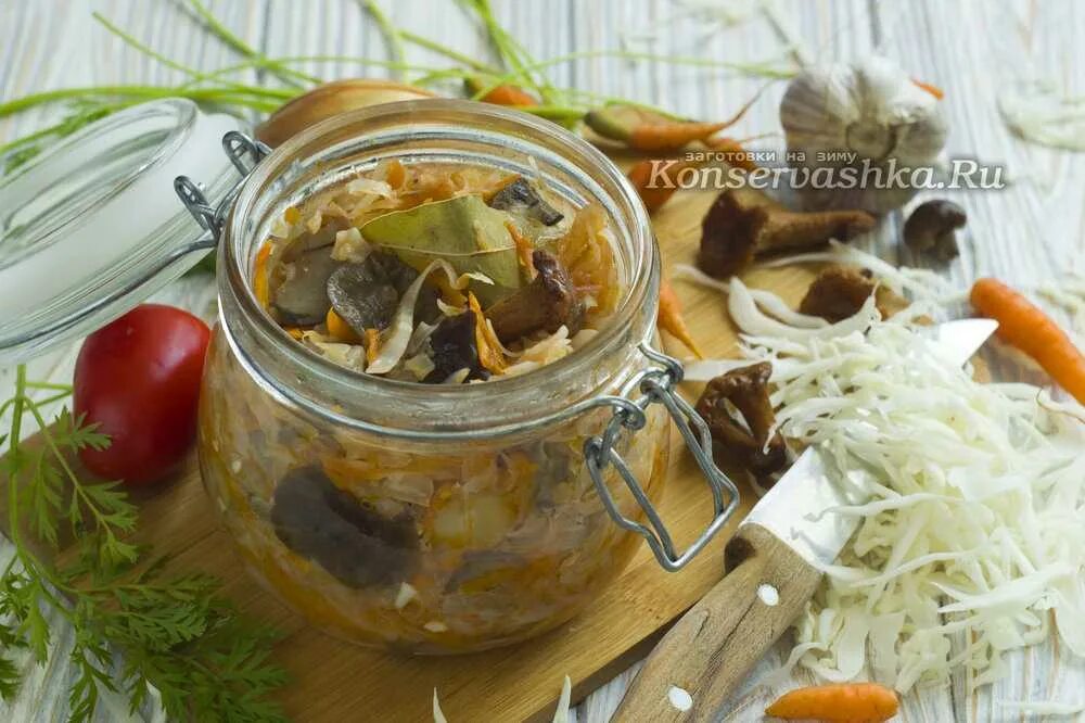 Солянка вкусно и просто на зиму. Грибная солянка на зиму. грибная солянка на зиму с капустой. солянка с сушеными грибами и капустой. солянка с грибами в банке.