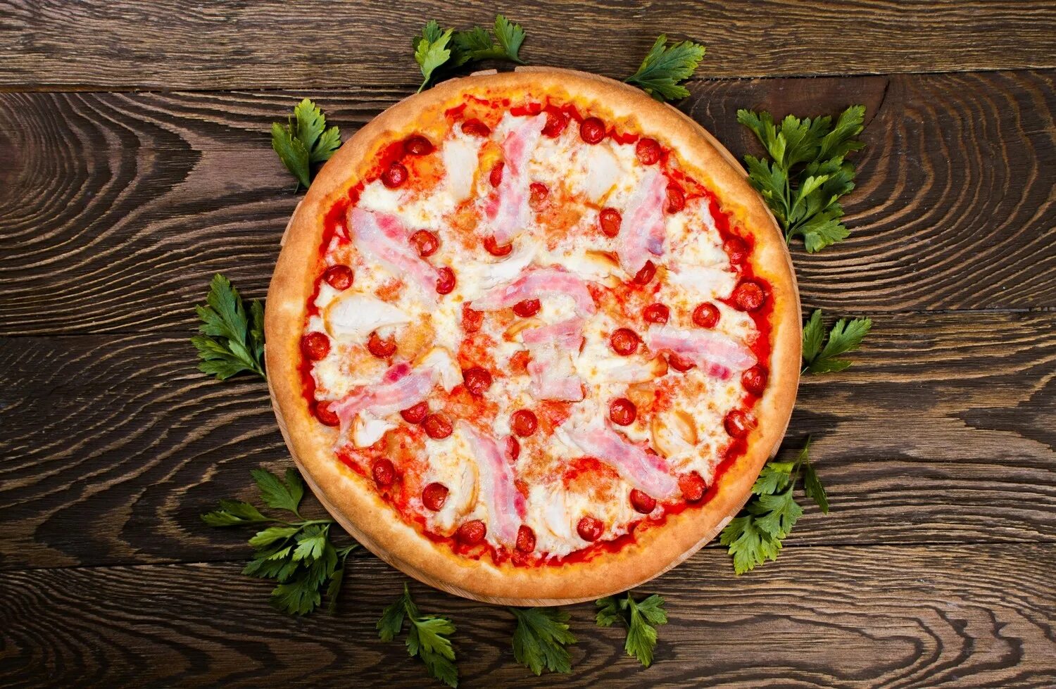 Пицца с беконом. Пицца с беконом и сыром и помидорами. Пицца с карбонатом. Пицца с карбонатом и помидорами. Беконом томатами