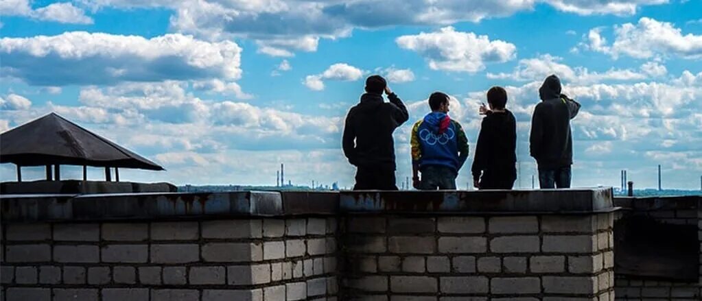 В большом городе жили двое детей кровли. Дом с крышей для детей. Дети на крыше. Подростки на крыше. Крыша многоэтажки.