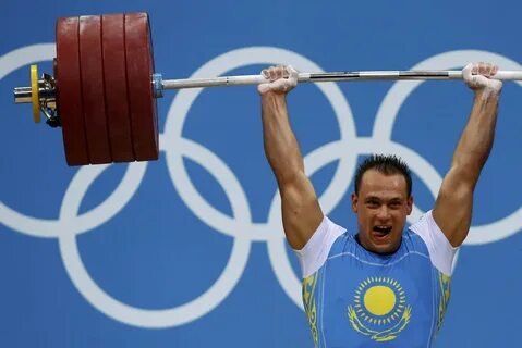 Спортсмен занимающийся тяжелой атлетикой