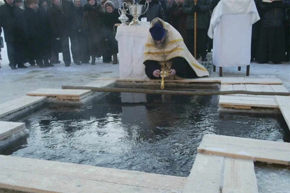 Крещение господне святая вода. Крещение льва. Митрополит лев новгородский праздник крещение. Обряд водосвятия. Дивеево крещенские купели.