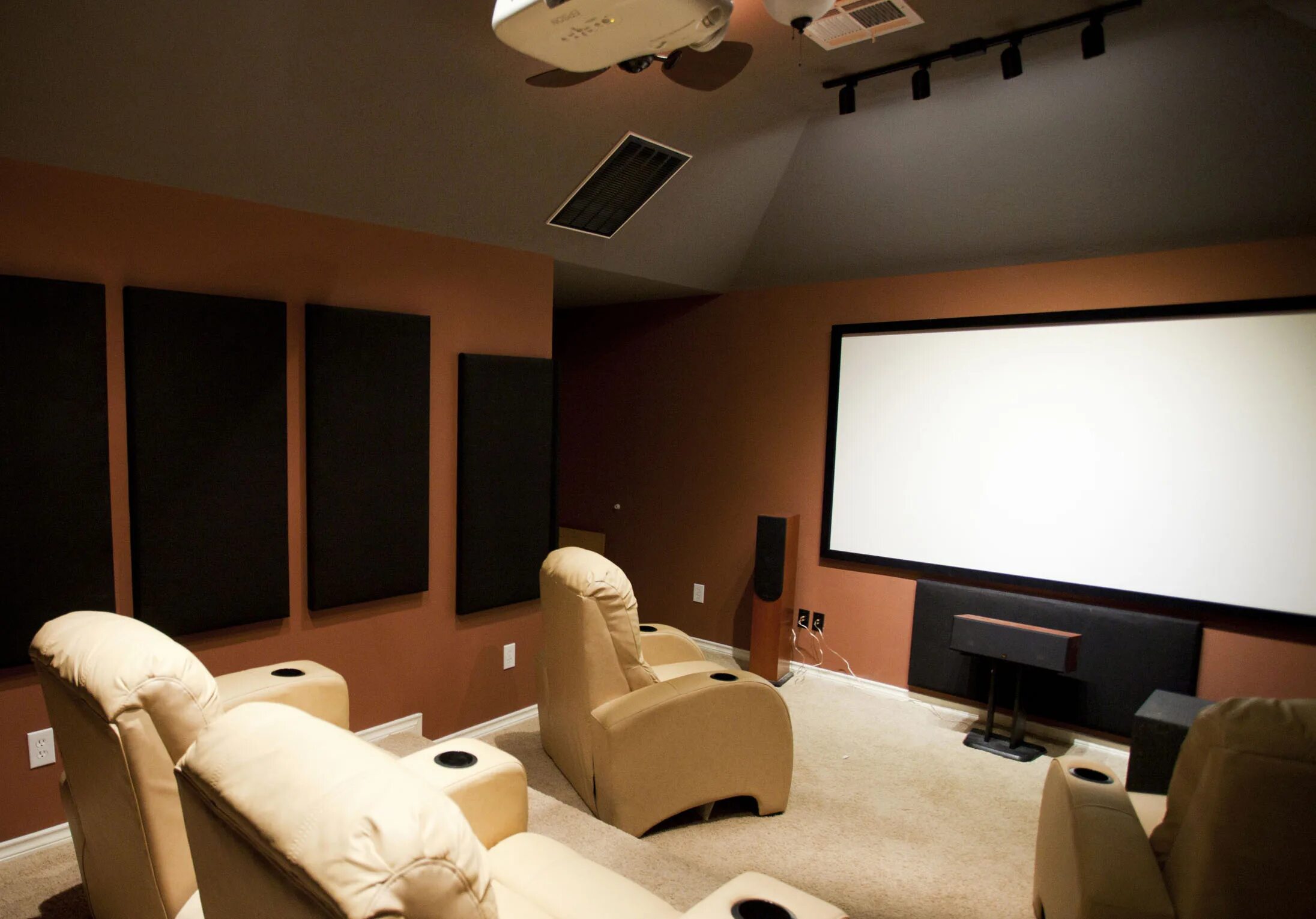 Home theatre system. Домашний кинотеатр. Домашний кинотеатр интерьер. Домашний кинотеатр помещение. Мини домашний кинотеатр.