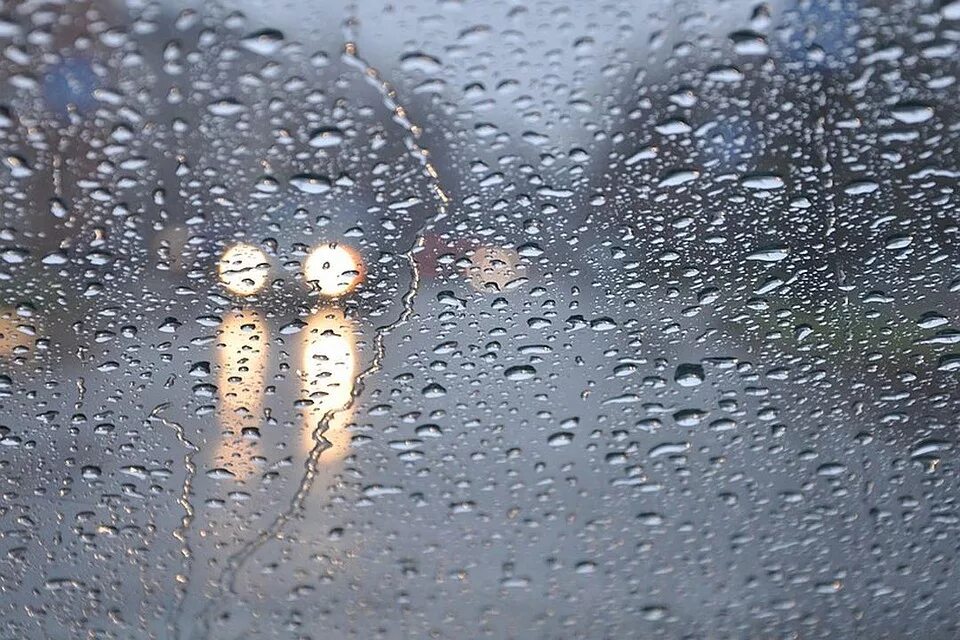 Облачно с прояснениями небольшой дождь. Небо дождь. Небо пасмурное дождь. Небо дождь. Дождь пасмурно термометр.