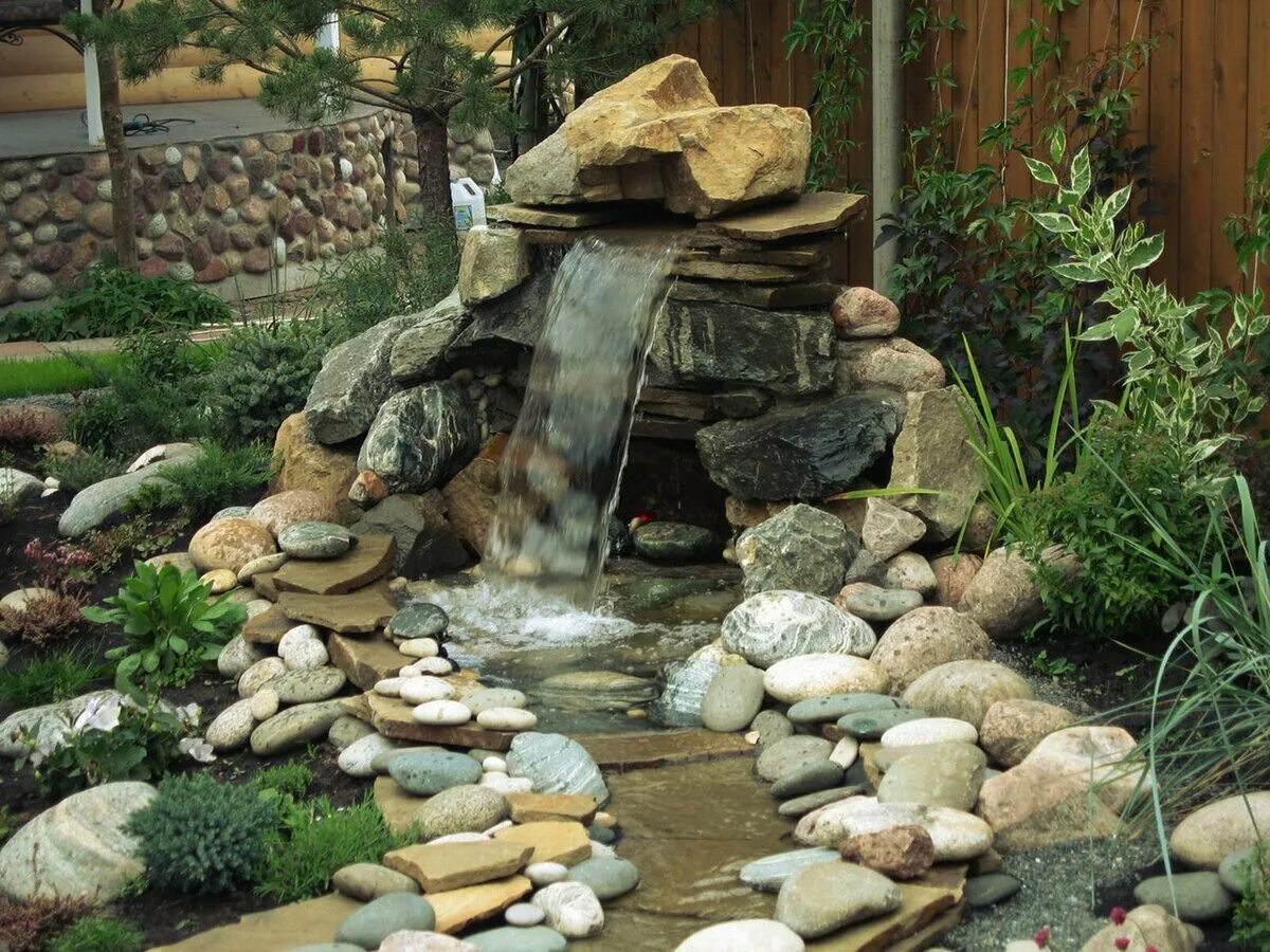 каскад из плитняка и речных камней. Фотография из альбома Водоемы, фонтаны - 30 