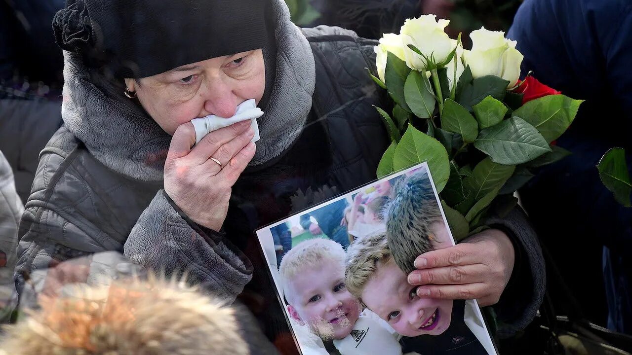 Поминки ребенка. Кемерово похороны погибших в зимней вишне. Родственники погибших в пожаре.