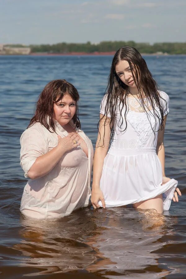 Фотосессия двух девушек в воде. Две девушки в мокром платье. Две девушки на речке. Девушка в мокрой майке на речке.