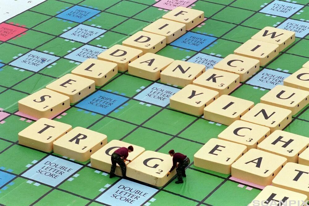 How do you play scrabble with leslie