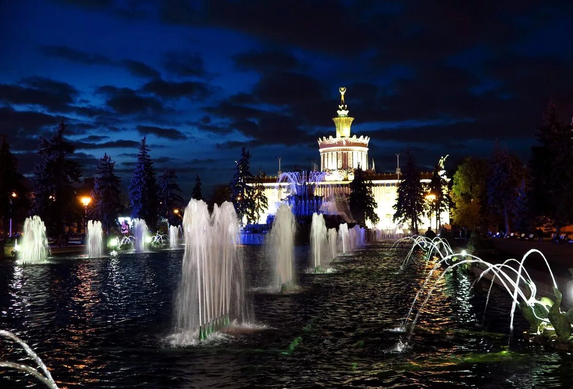 работает ли вднх ночью. ночная москва вднх. вднх останкино. павильоны вднх 2021. фонтан каменный цветок на вднх ночью.