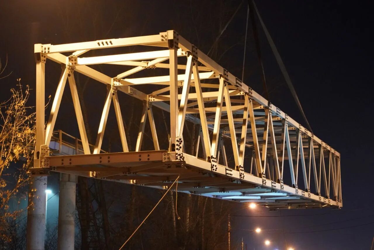 Пролет 5 метров. Пешеходный мост Красноярск. Разрушенный мост Красноярск. Пролет моста. Пешеходные мостики стройка.