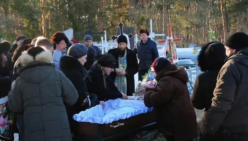 Похороны маши из брянска. Похороны зимой на кладбище. свежие могилы на кладбище зимой.