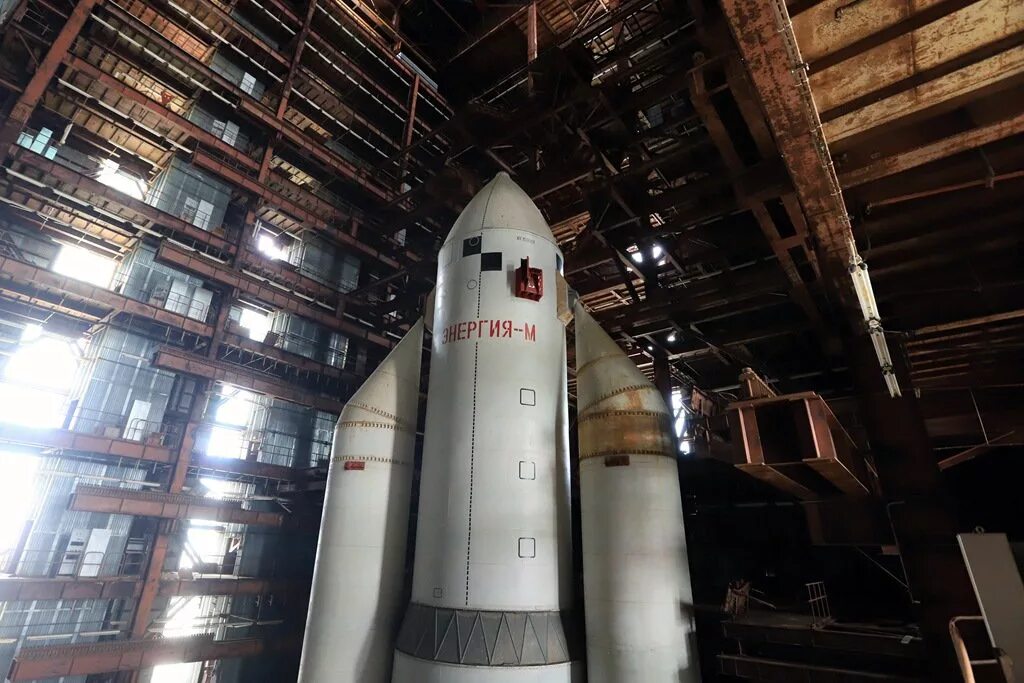Байконур энергия буран. Буран 1. Космодром байконур буран. Буран космический корабль байконур. Буран космический корабль заброшенный в казахстане.
