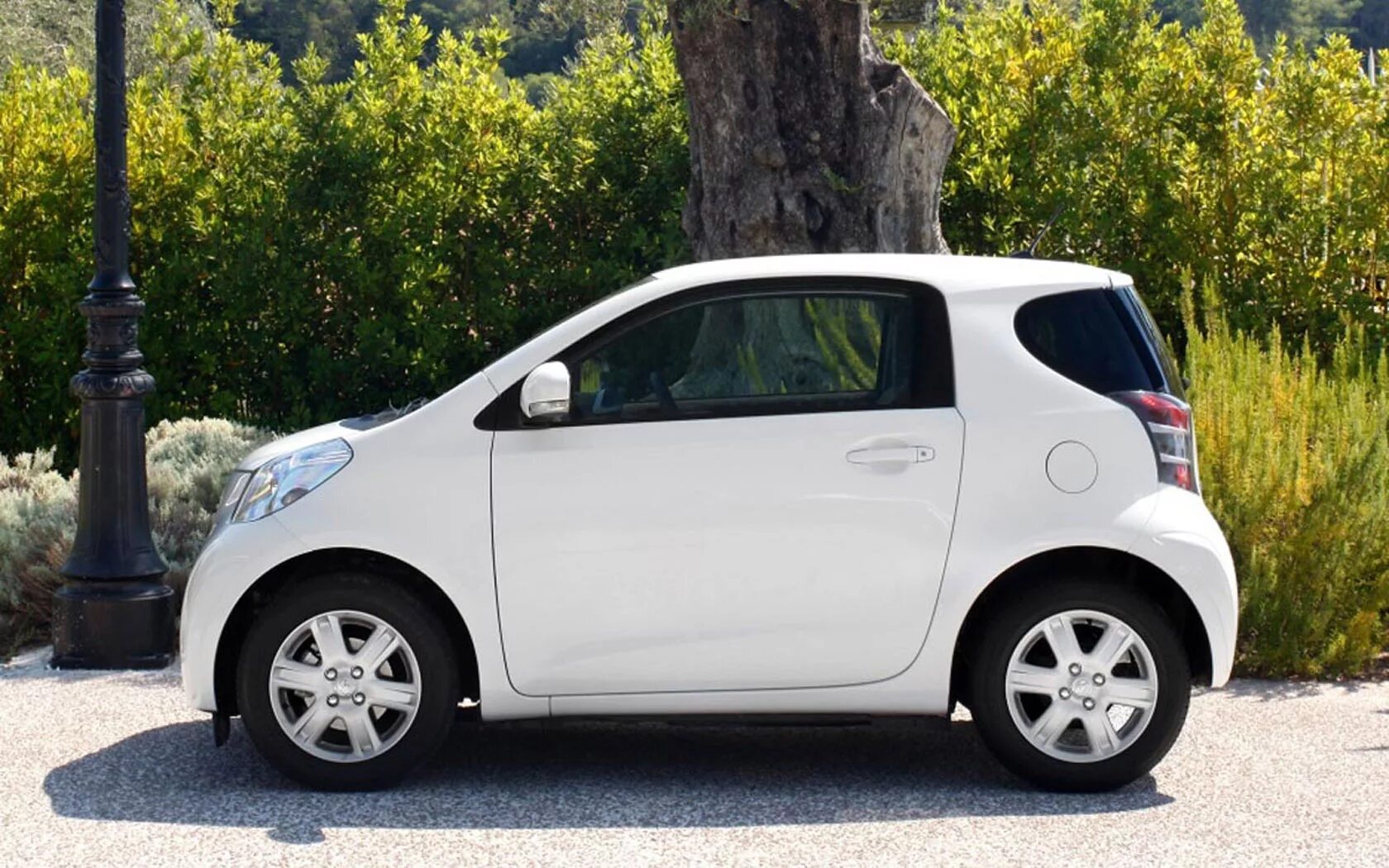 Маленькие машинки 2. Toyota IQ 2009. Toyota IQ 2. Toyota iq1. Toyota IQ 4 местная.