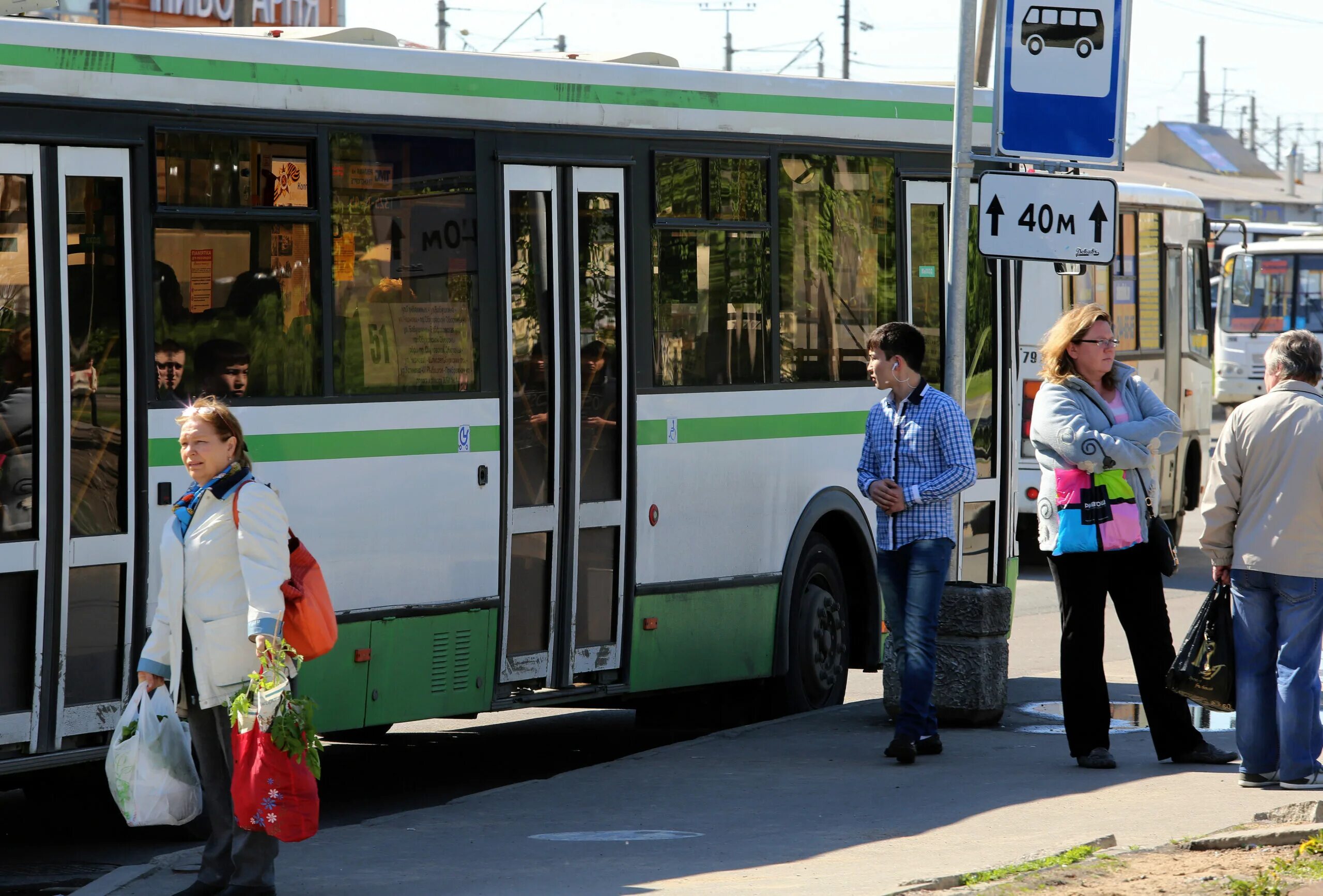 Остановки 650. Общественный транспорт СПБ. Автобусная остановка. Автобус в городе. Автобусная остановка с автобусом.