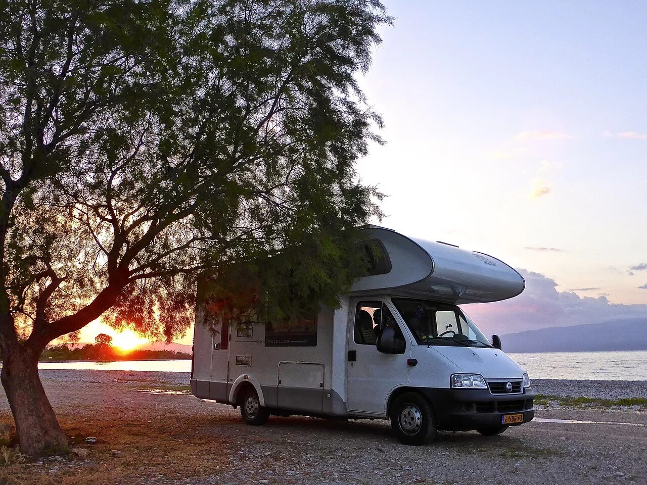 Camp car. Кемпинг на колесах. Автокемпинг автодом. Дом на колёсах. Машина дом.