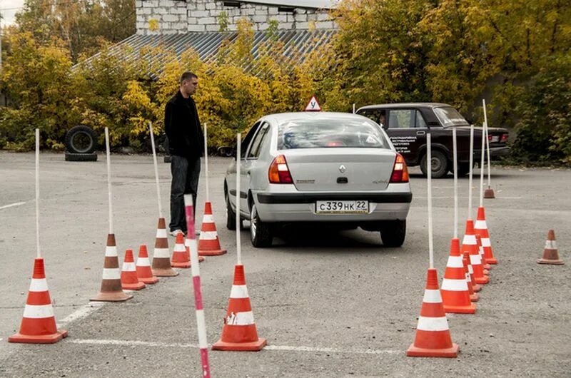 Учебный автомобиль. Учебная машина для вождения. Машина для учебной езды. Парковка с учебными автомобилями. Вождение начинающий экзамен