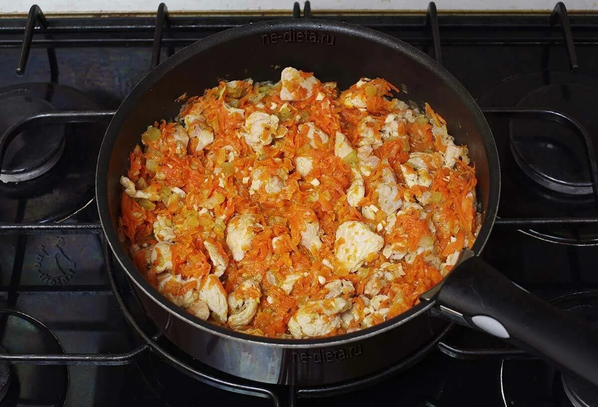 Филе индейки с тимьяном и шпинатом. Жареное бедро индейки. Рецепт приготовления филе индейки на сковороде. Из филе индейки. Индейка на сковороде.