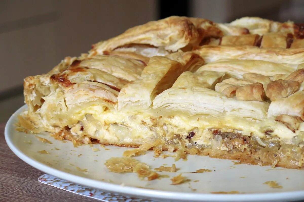 пирог из слоеного теста с грибами. луковый пирог с сыром. греческий пирог из слоеного теста с сыром. пирог с беконом и сыром. французский луковый пирог.