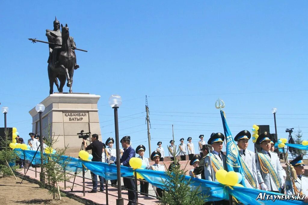 Богенбай батыр алматы. Қабанбай батыр памятник. Памятник Кабанбай батыру в Усть-Каменогорске. Памятник Кабанбай батыру в Талдыкоргане. Богенбай-батыр памятник.