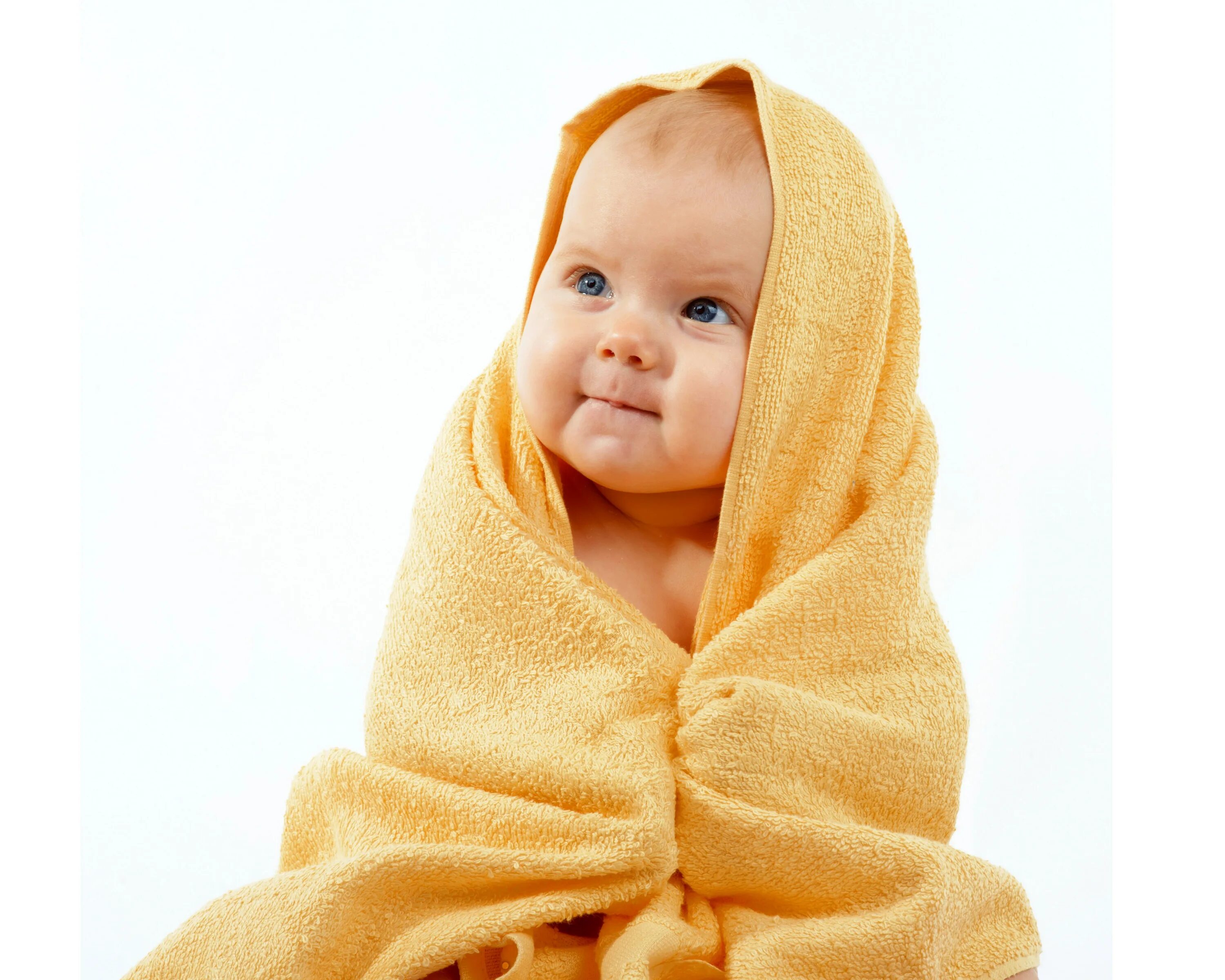 Baby and yellow. Ребенок в полотенце. Младенец в полотенце. Детские полотенца. Фотосессия малыша в полотенце.