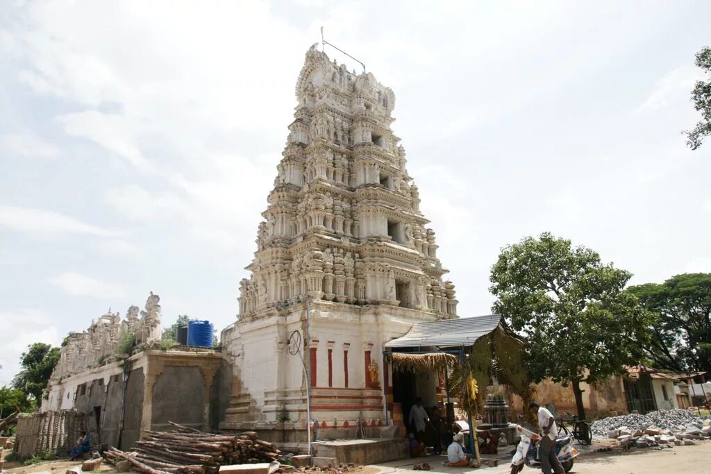 Temple t. Шри МАХАЛАКШМИ храм Гоа. Карнатака храм хоишалишвара. Храм Панчаварнасвами велосипед. Храм Нарасимхи в Индии.