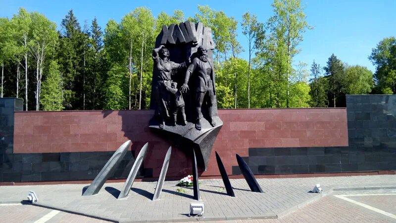 Брянские мемориалы. Брянские мемориалы. Памятник хацунь в брянске. Брянские мемориалы. Мемориал хацунь брянск.