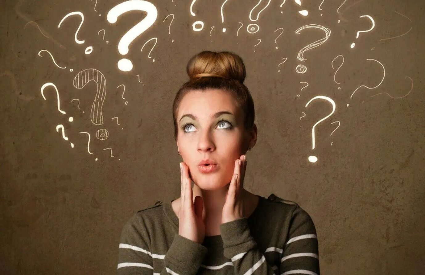 Человек думает. Женщина вопрос. Вопросительно смотрит рей. Девушка думает. Девушка и знак вопроса.