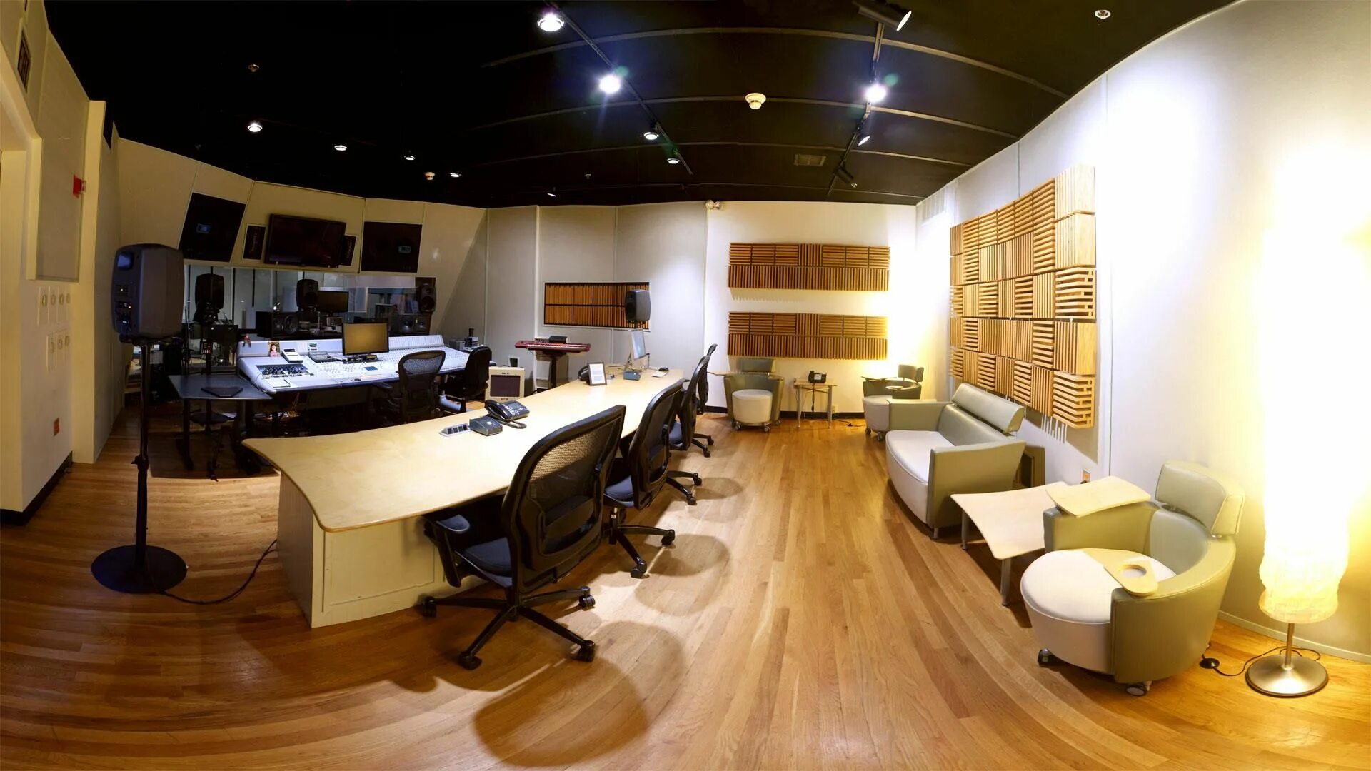 Sounds rooms. Control Room record Studio интерьер. Домашняя студия звукозаписи. Музыкальная студия в оранжерее. Control Studio Sound Room.