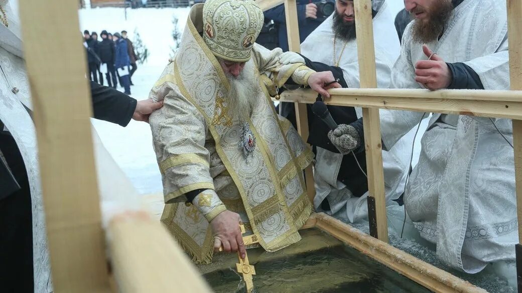 Перед крещенской водой. Иордань освящение воды. Освящение воды в церкви на праздник крещения Господня. Великая агиасма Крещенская вода. Крещение всем окунают в воду в церкви.