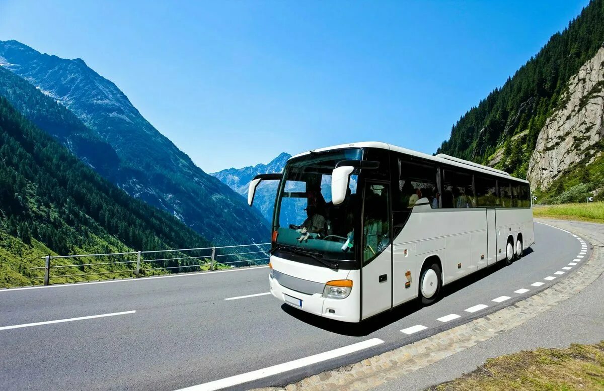 Автобус едет в горы. Volvo Bus 2020. Volvo 9900 Bus 2020. Экскурсионный автобус Higer. Автобус в горах.