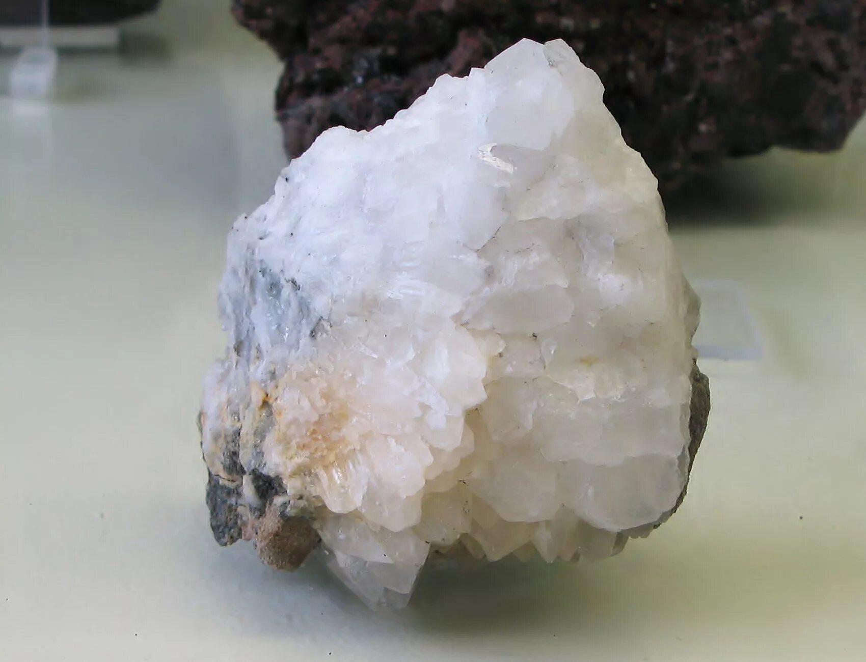 Оксид бериллия 2. Бромеллит Bromellite. Оксид бериллия. Камень бромеллит минерал.