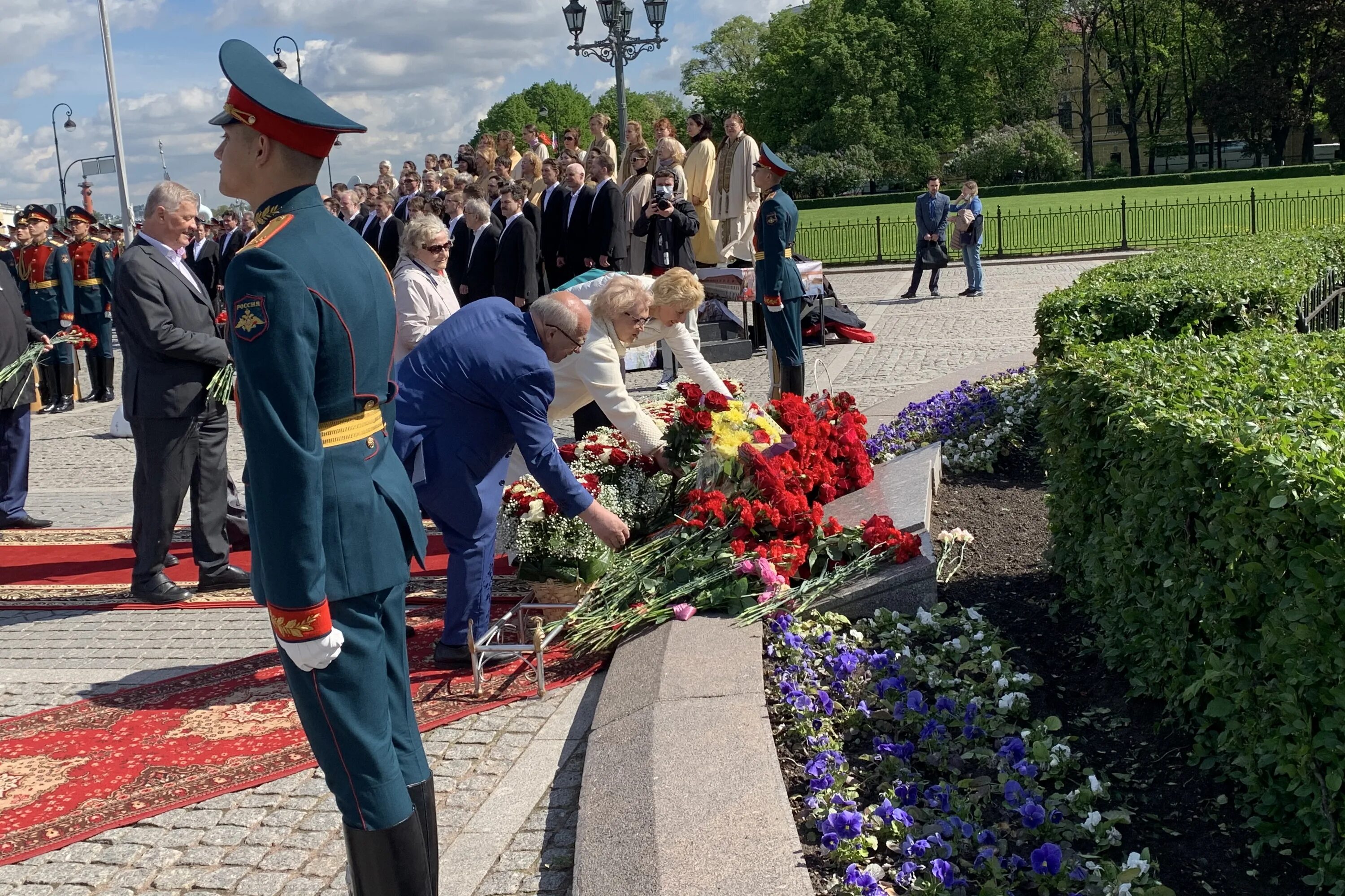 Церемония возложения цветов. Возложение в Питере. Возложение цветов к памятнику Петра 1 27 мая. Матвиенко возложение цветов. Где можно возложить цветы в спб