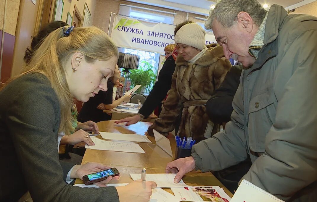 Работа пенсионеров гомель свежие вакансии. Ярмарка вакансий для пожилых. Пенсионер на бирже труда. Ярмарка вакансий для пенсионеров. Пенсионеры на Ярмарке.