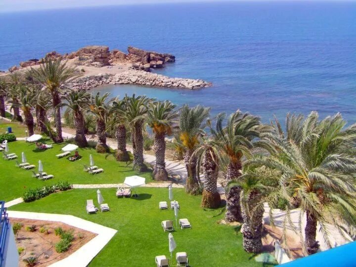 Queen's bay. Королев пафос. Queen's bay. Отель mayfair пафос кипр. Ашка пафос 8000.