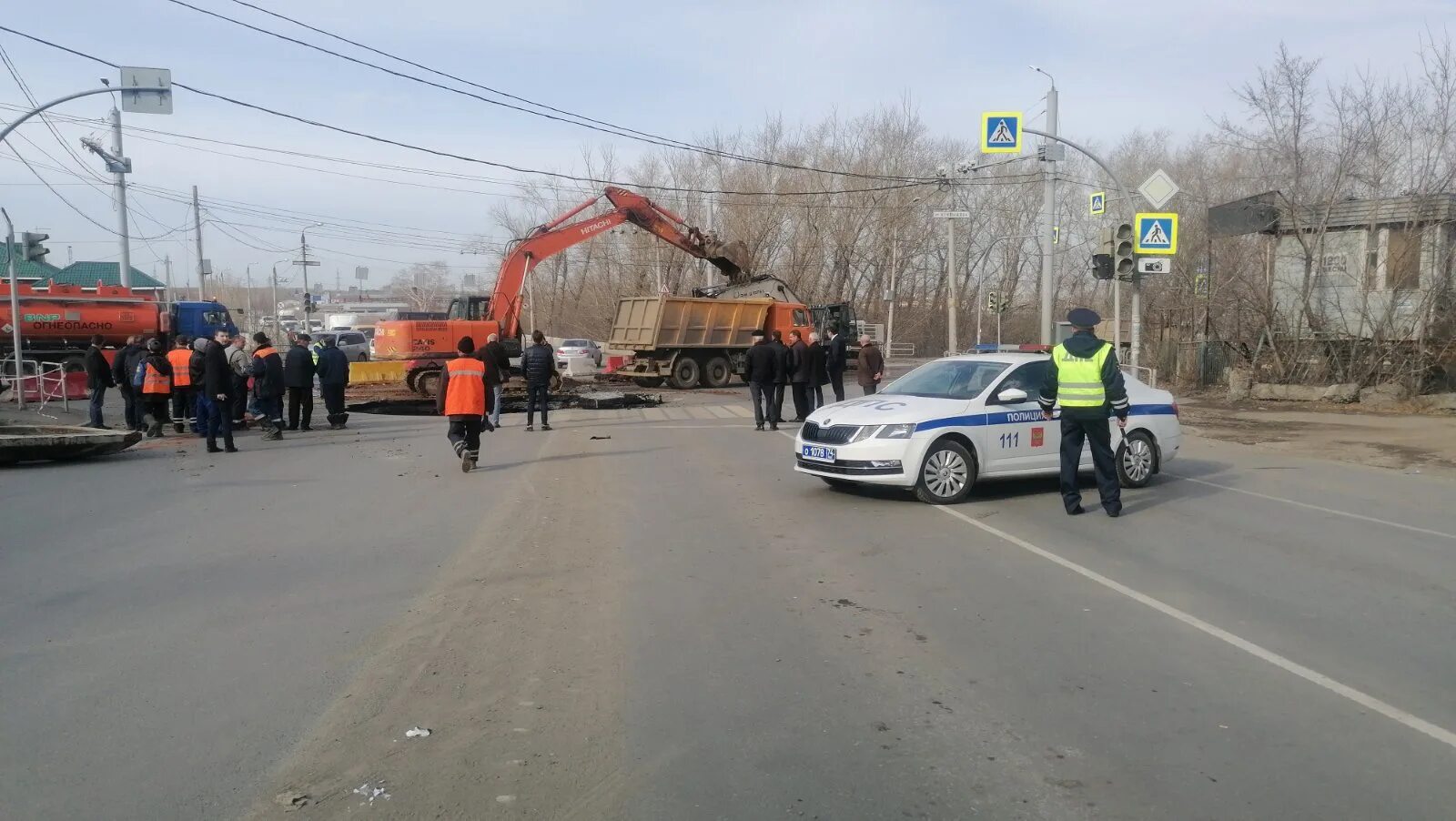 Куйбышева Чайковского перекресток провал. Провалился асфальт в Челябинске на Куйбышева. Куйбышева 7 Челябинск. Провал грунта в Челябинске.