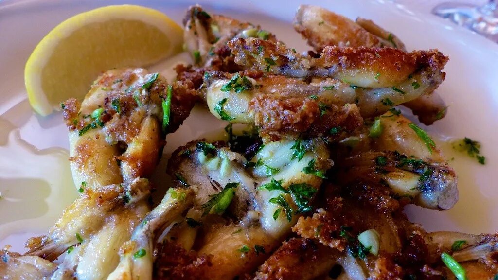 Frog legs. Лягушачьи лапки во Франции. Лягушачьи лапки деликатес. Лягушачьи лапки ista. Французская кухня лягушачьи лапки.