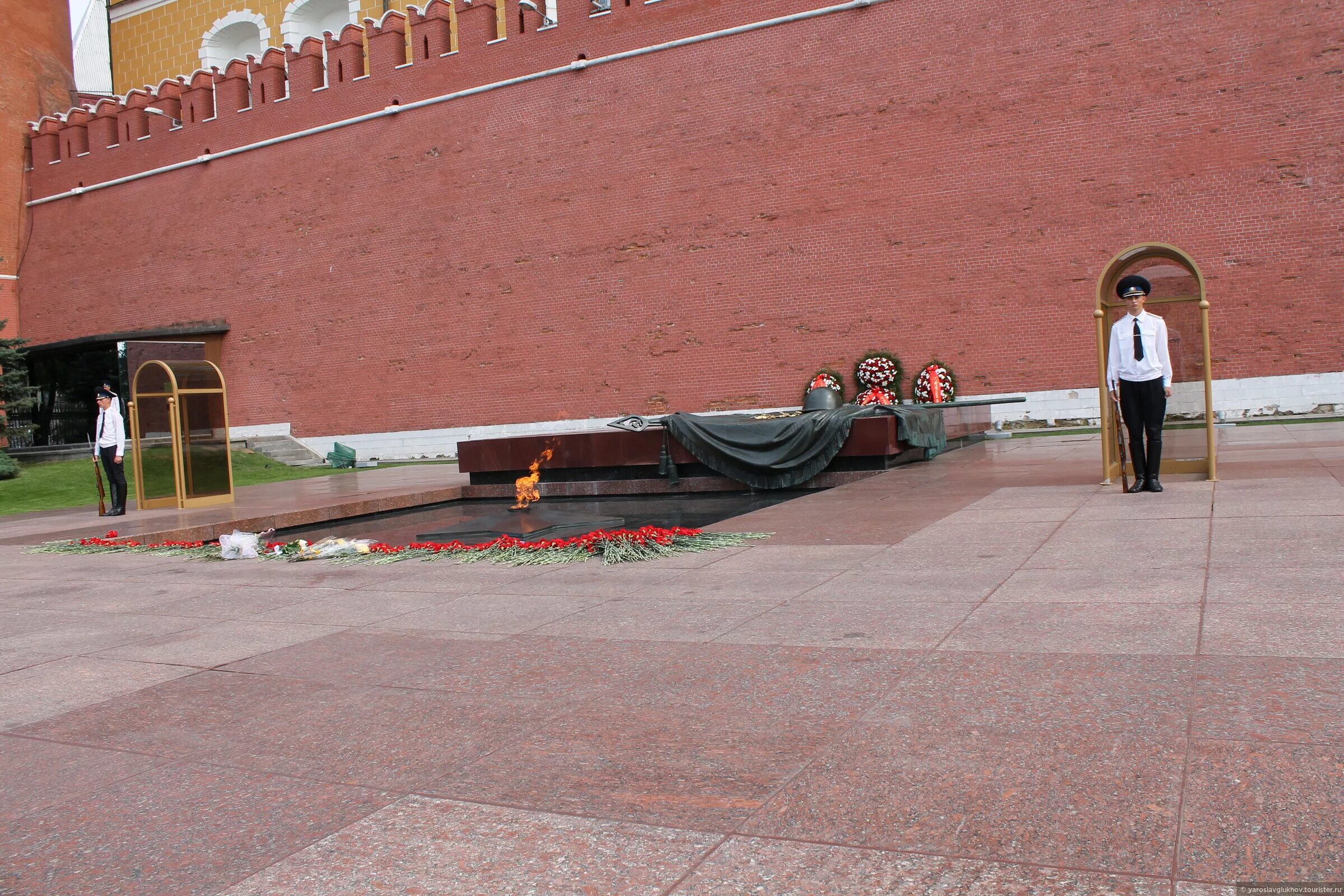 могила неизвестного солдата у кремлевской стены. площадь неизвестного солдата. площадь неизвестного солдата. могила неизвестногоисолдата кремль. площадь неизвестного солдата.