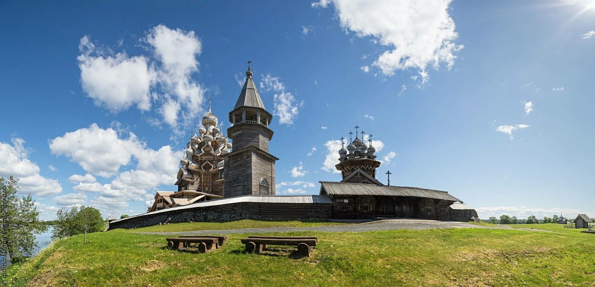 Памятники культуры россии кижи. Кижи музей-заповедник. Остров Кижи музей деревянного зодчества. Архитектурный ансамбль Кижи. Историко-архитектурном и этнографическом музее-заповеднике «Кижи».