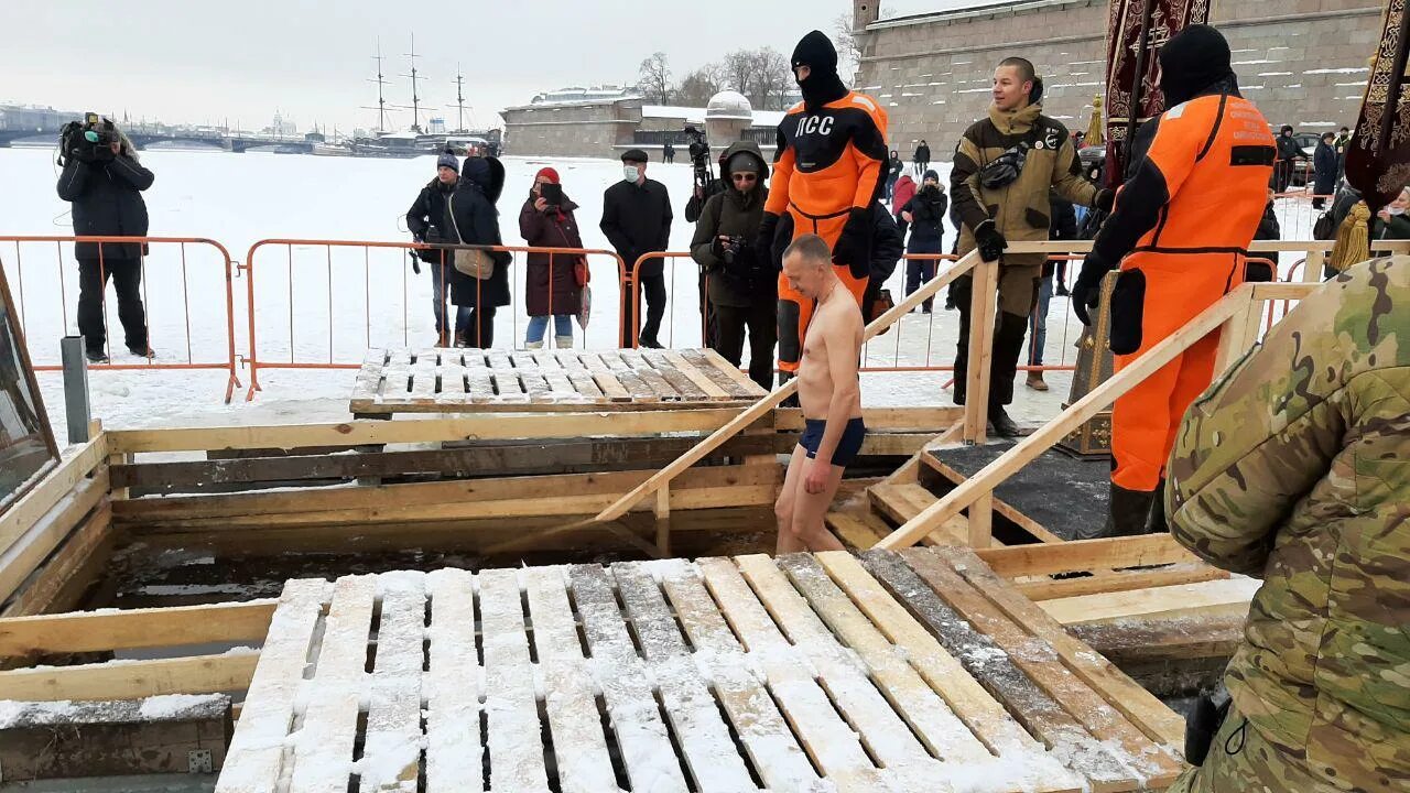 Крещенские купания 2023 петропавловская крепость. Купель на крещение. Крещенские купания 2021 в санкт-петербурге. Петропавловская крепость крещение 2021. Крещение 2022 петропавловская крепость.