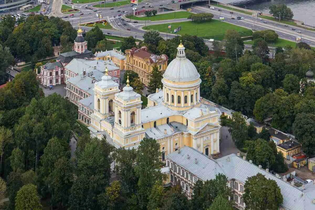 Пешеходная экскурсия по Старо-Невскому проспекту и Свято-Троицкой Александро-Нев