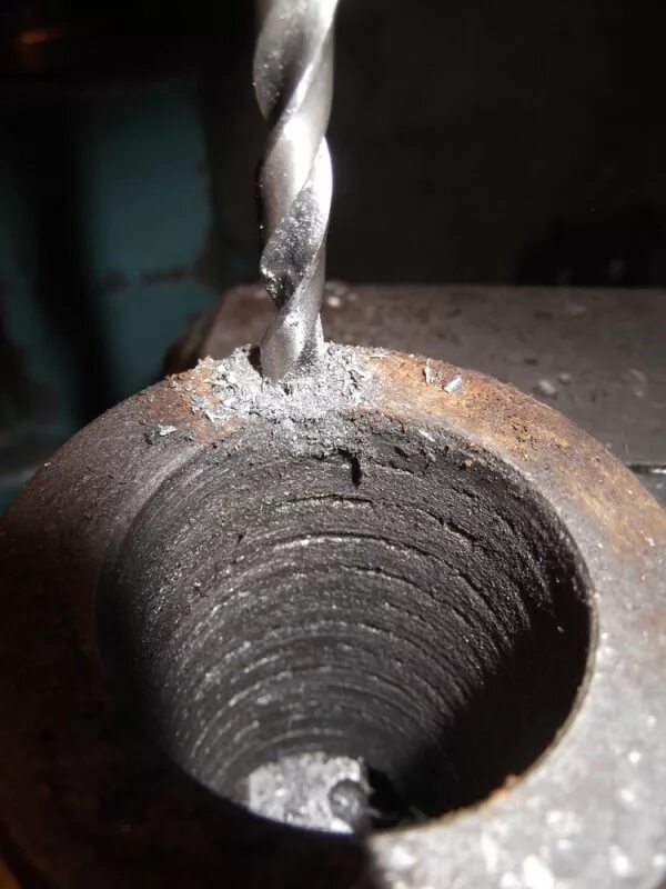 Сверление для ковкого чугуна. Как обжигают глазурованные кольца. Изделия из глины. Как расширить отверстие в обожженной глине. Как расширить отверстие в обожженной глине.