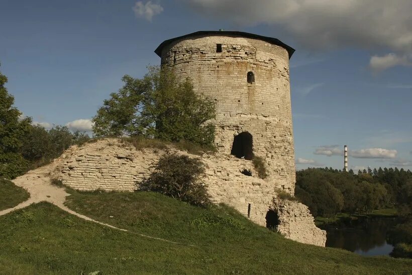 Окольный. Покровский бастион псков. Псковская крепость стены окольного города. 9 башен окольного города средневекового пскова. Гремячая башня псков легенды.