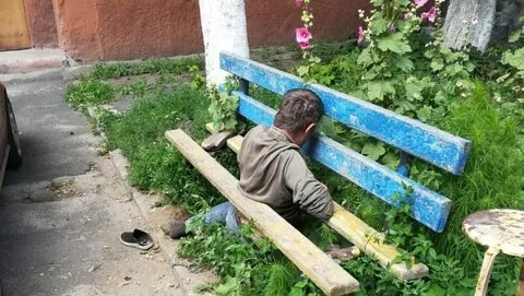 Во дворе мужчина