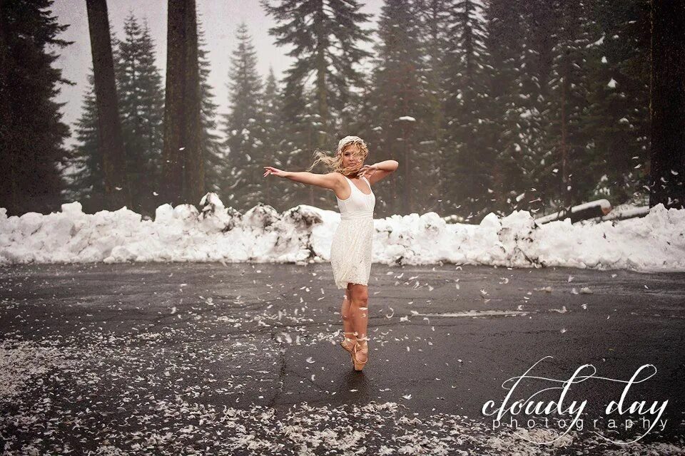 Танец снег видео. Танец снегопад. Снежный джайв танец. Танцы с бубенцами. Танец живота на снегу.