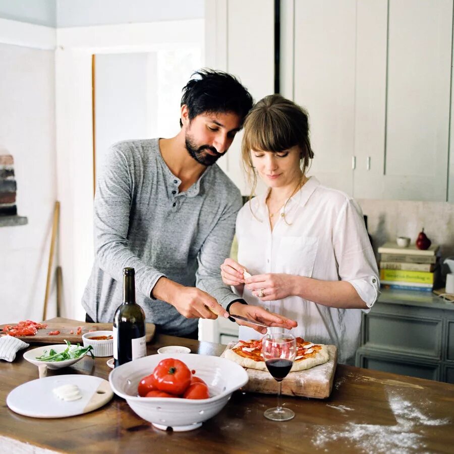 Кухня пара. Кухня пара. Радостная семья на кухне. Кухня пара. Влюбленные на кухне.