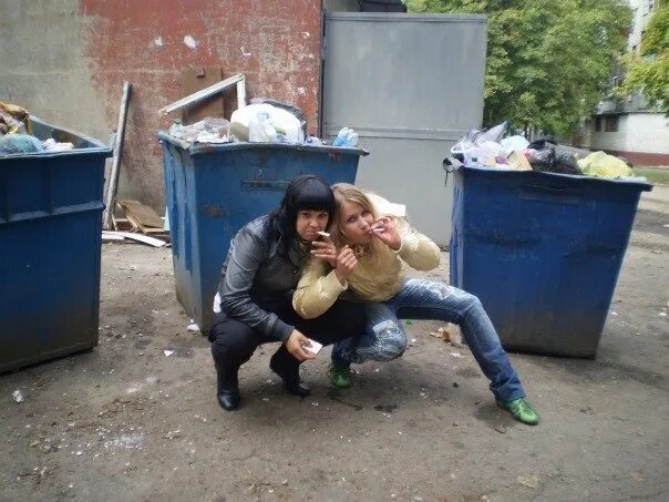Зайдя за мусорный бак, девушка трахается с парнем на улице