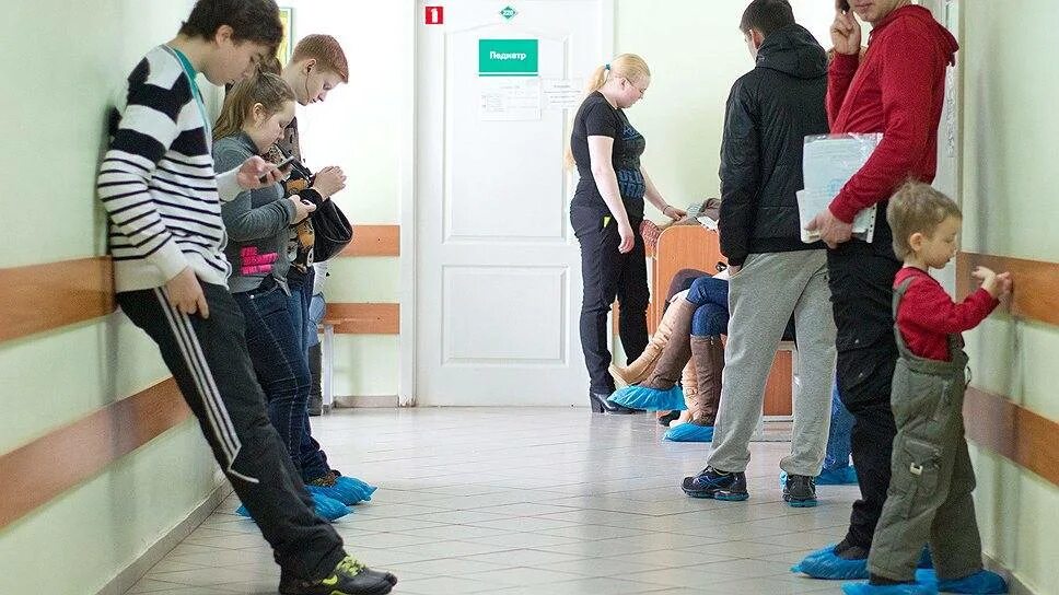 Многодетные в очереди в поликлинику. Очередь в больнице детской. очередь в детскую поликлинику. очередь в детской поликлинике. дети в очереди.