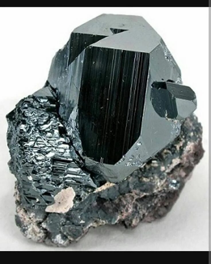 Hematite минерал. Кристалл гематита. Гематит красный железняк. Кристалл кровавик. Гематит / минерал.