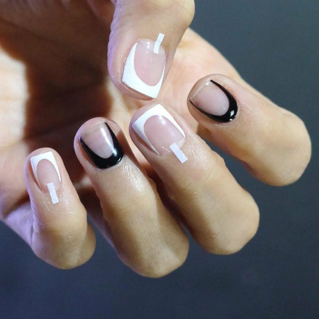 Французский маникюр летний с кутикулой. Маникюр с кутикулой. Маникюр с полоской у кутикулы. Европейский маникюр. Френч под кутикулу.