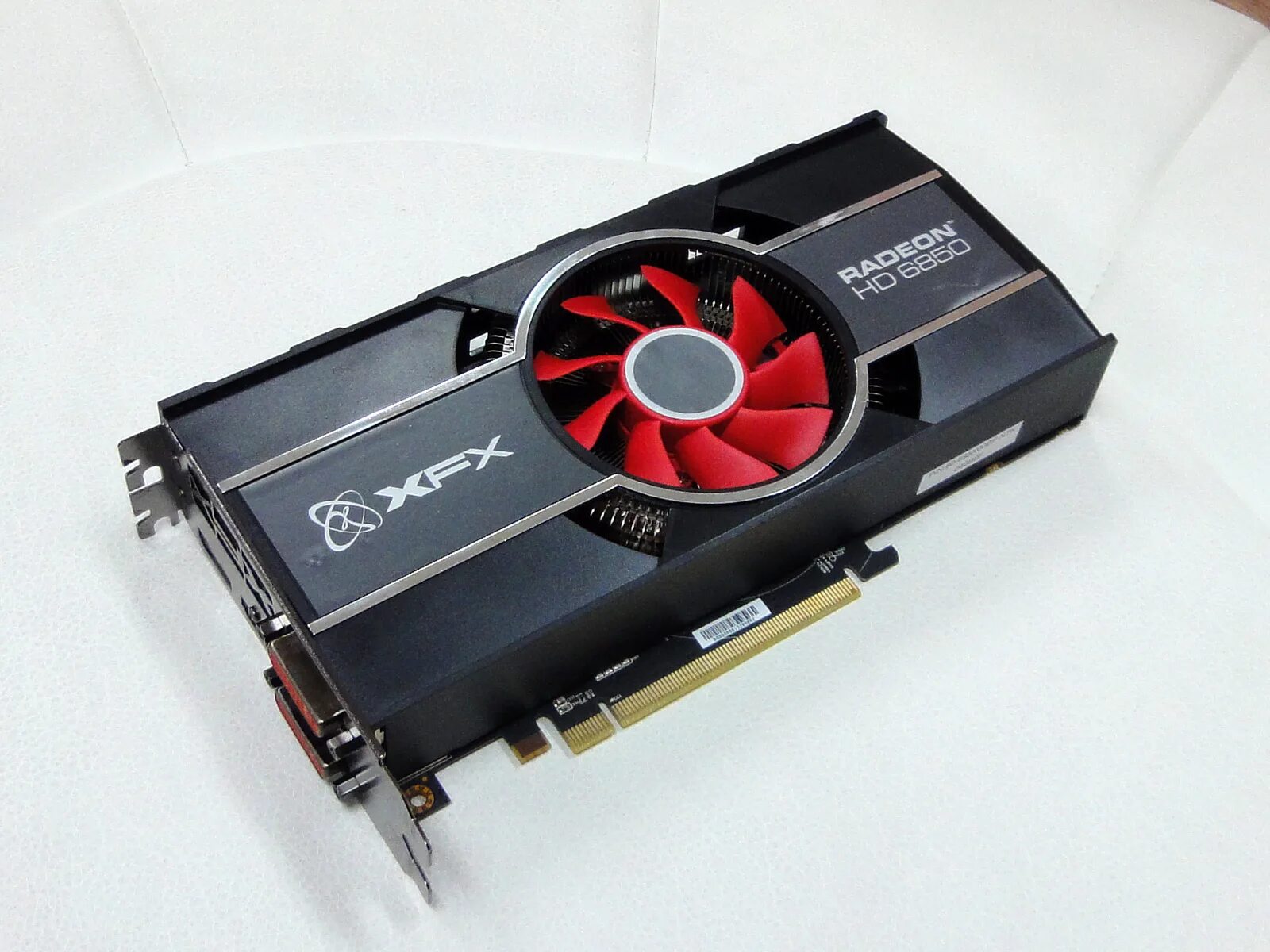 Amd radeon 6870. Видеокарта radeon hd 6850. xfx hd6850 1gb. видеокарта xfx radeon hd 6870. видеокарта xfx radeon 6850.